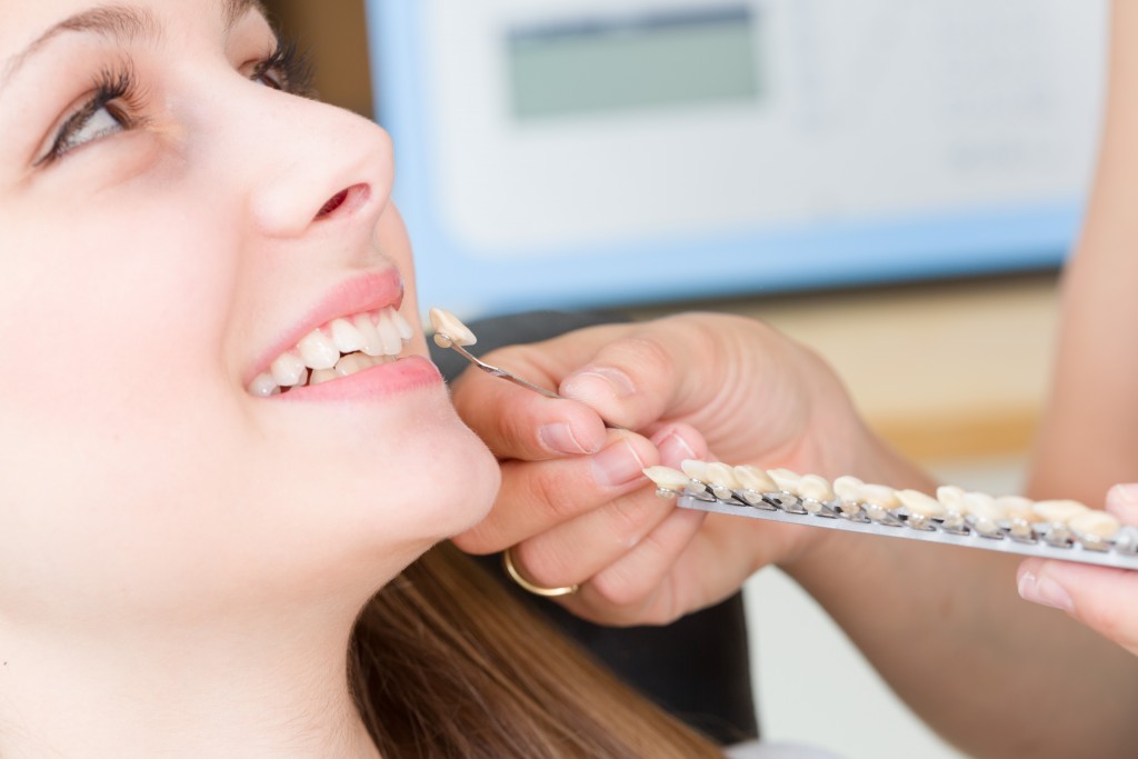 Check color of tooth crown in a dental laboratory