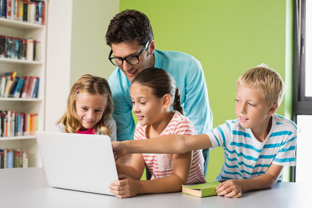 Dad and kids using the laptop