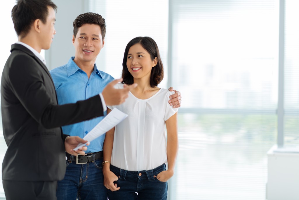 Couple talking to a broker