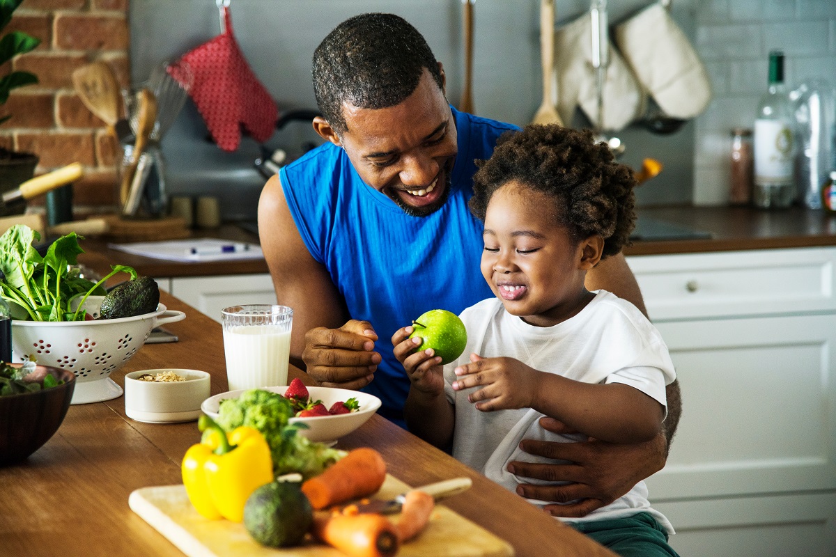 eating healthy father and child