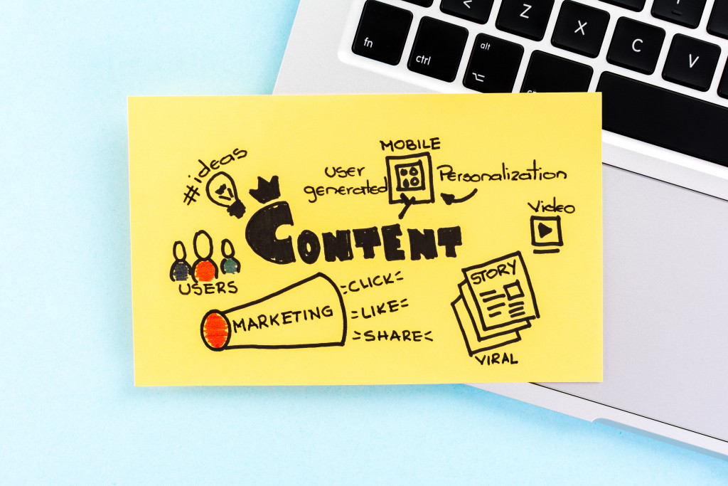 yellow sticky note in the edge of a laptop with content marketing concepts
