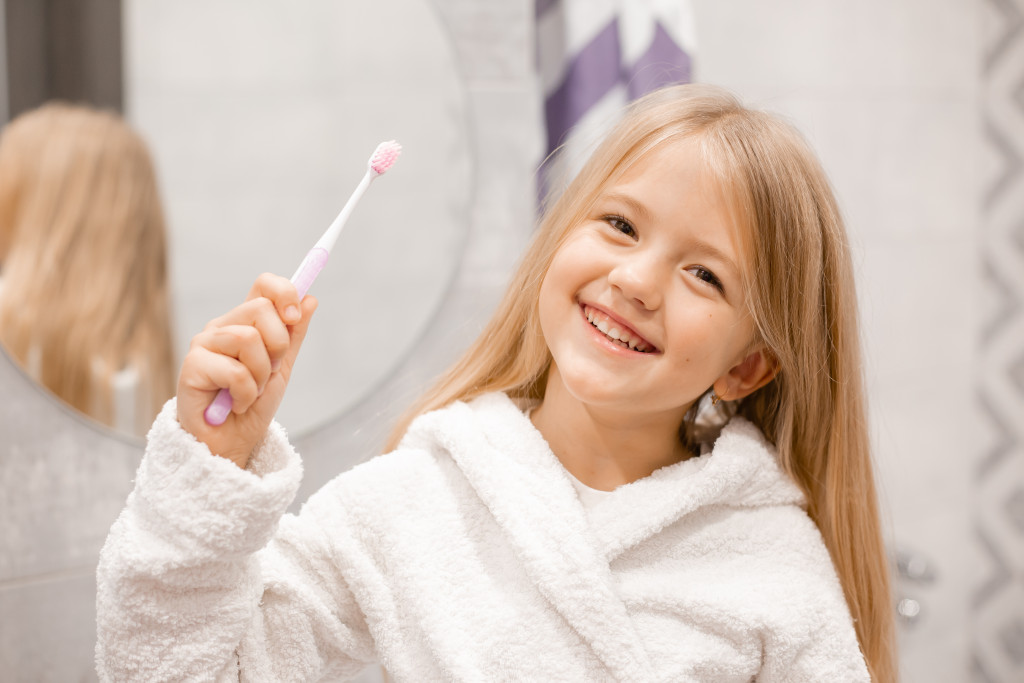 A kid practicing dental hygiene