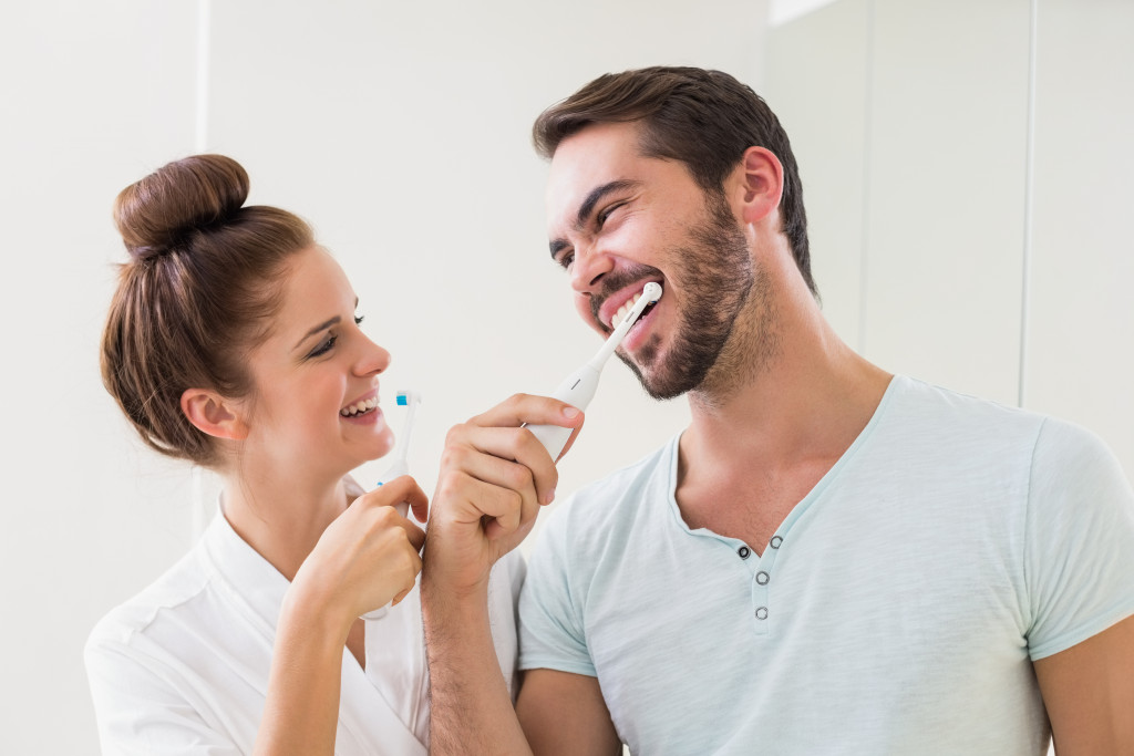 couple oral health care by toothbrushing