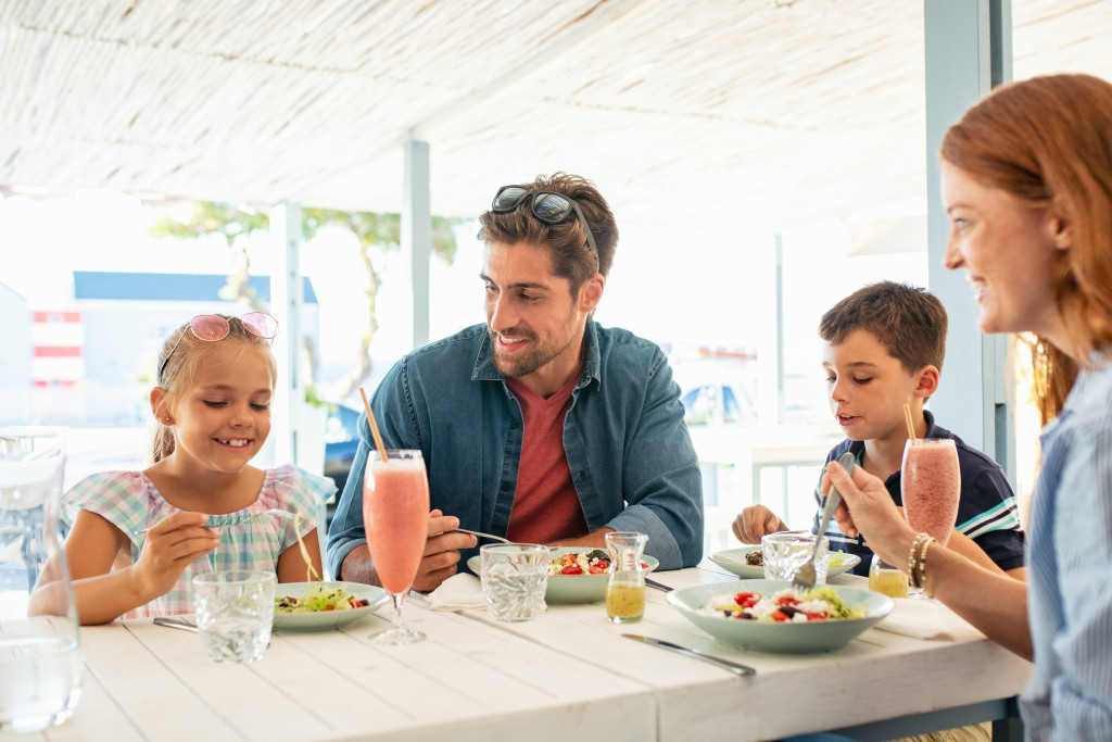 family eating lunch outdoors